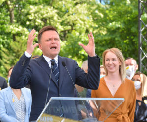 Trzaskowski zjada Hołownię!