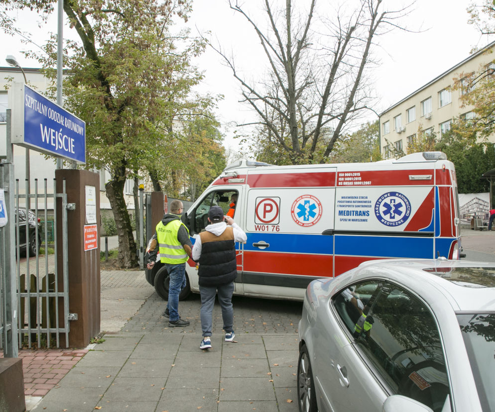 Kalisz: Gigantyczna kolejka karetek na SOR. Pacjenci czekali kilka godzin, policja w akcji