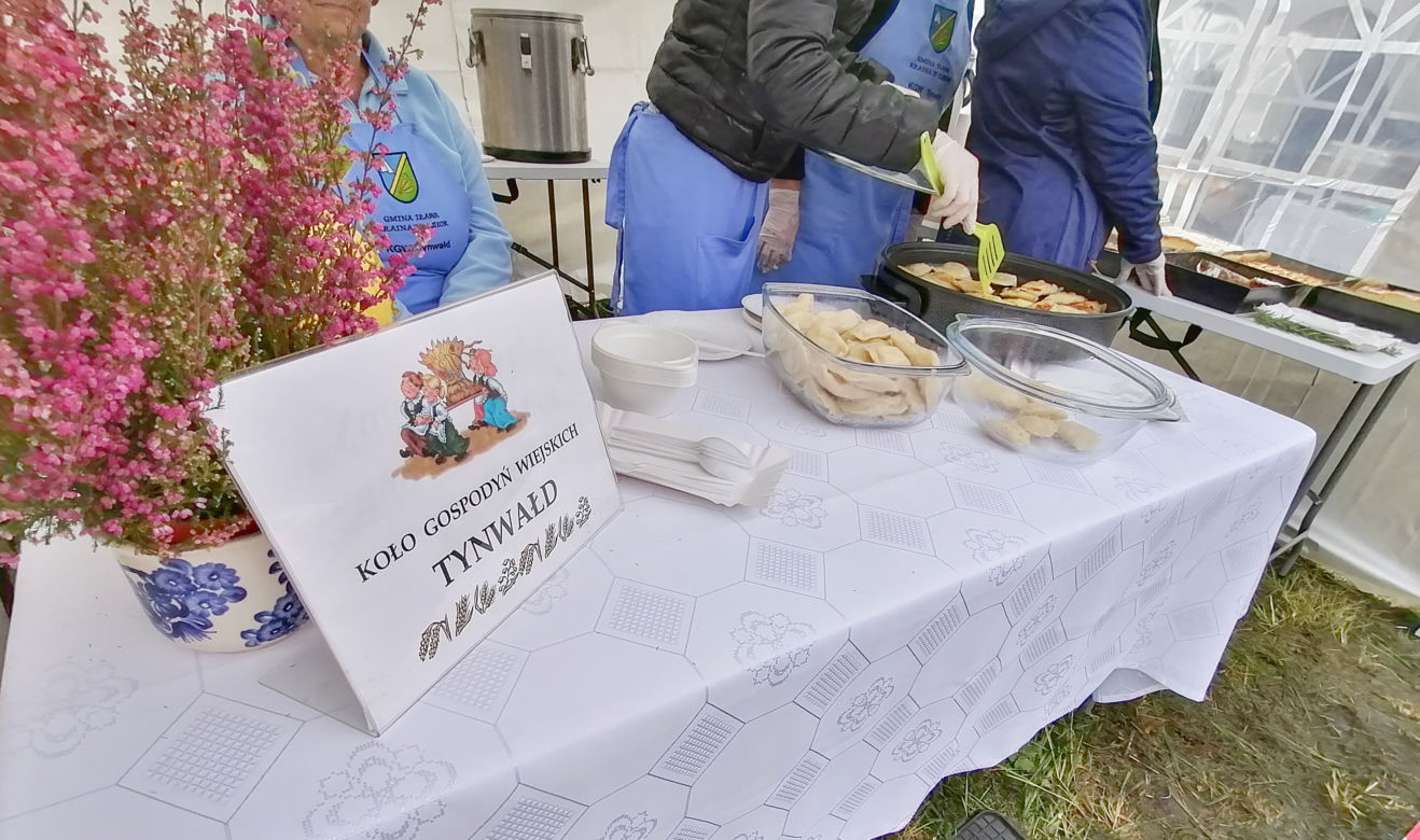 Pomarańczowi rowerzyści najechali zamek w Szymbarku