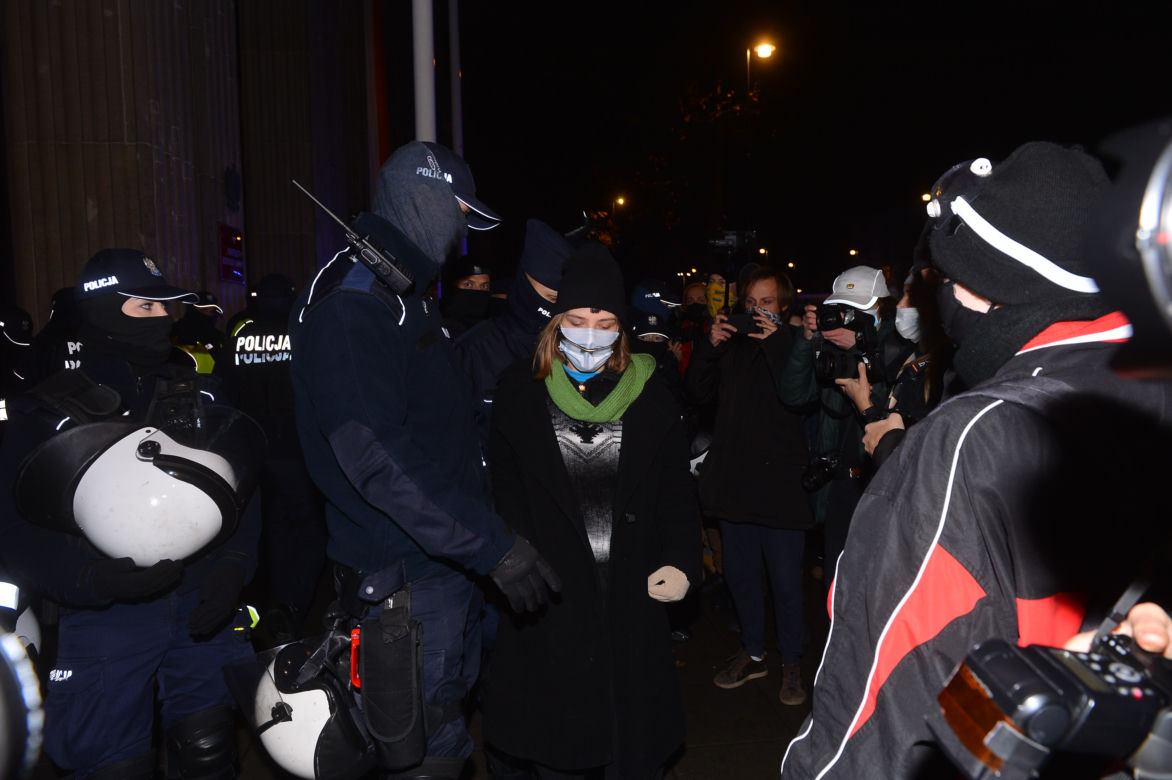 Protesty przed MEN. Strajk kobiet blokuje stolicę 