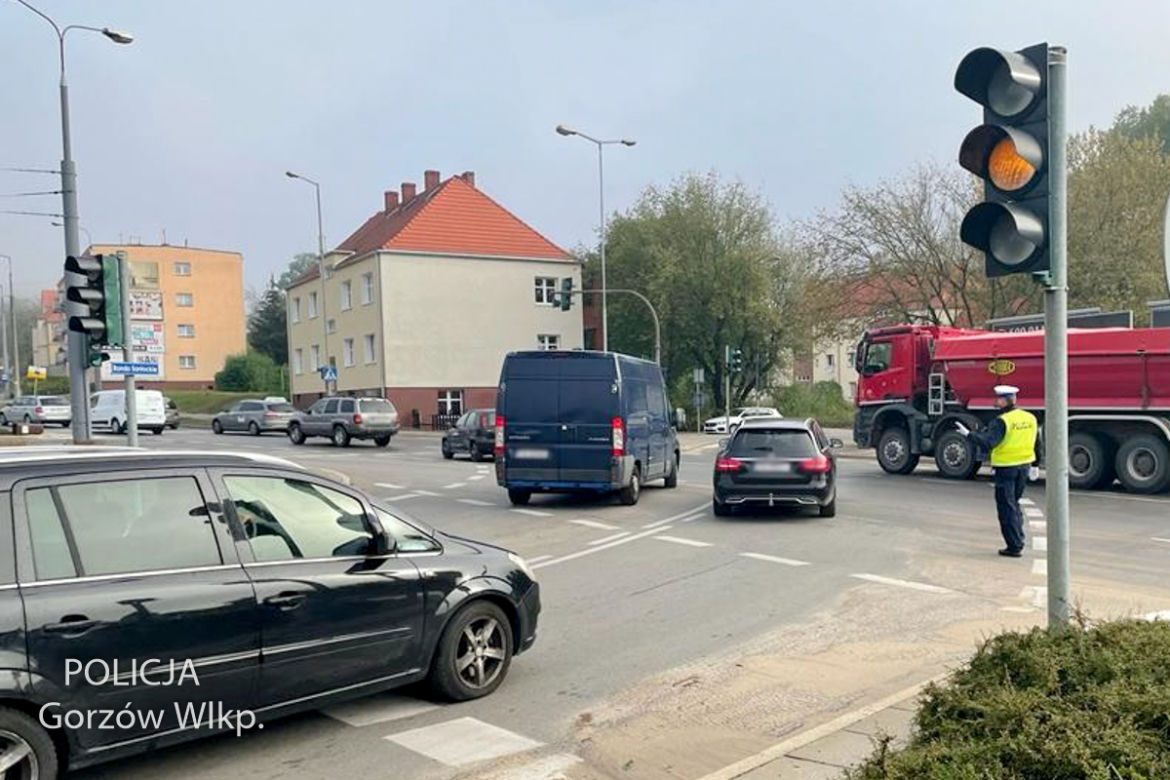 Policjanci pomagają kierowcom po nawałnicy, która przeszła przez Gorzów