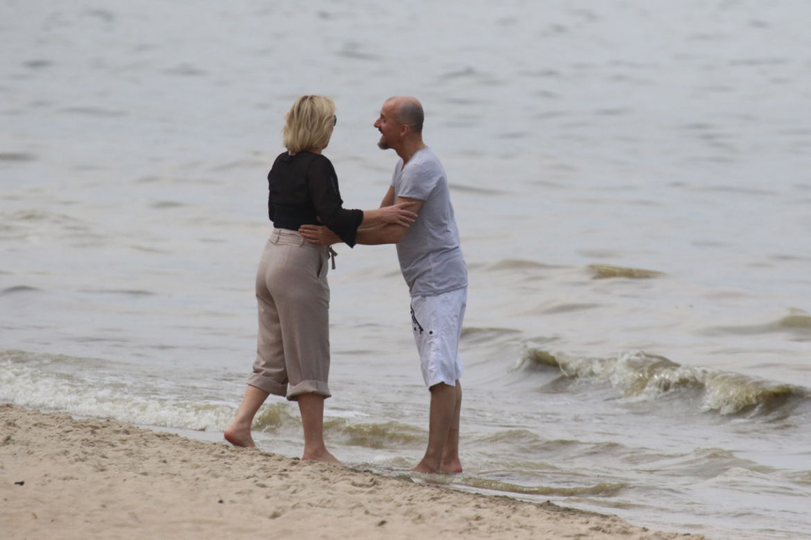 Monika Richardson z ukochanym na plaży