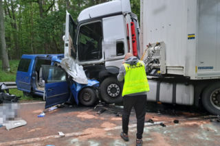Trzy osoby nie żyją! Osobówka wbiła się w ciężarówkę. Koszmarny wypadek niedaleko Trzebielina