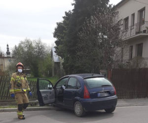 Wojnicz. Osobówka zaparkowała na cudzym ogrodzeniu