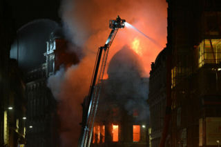 Potężny pożar przy dworcu. Część budynku runęła, setki odwołanych pociągów
