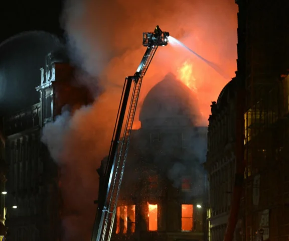 Potężny pożar przy dworcu. Część budynku runęła