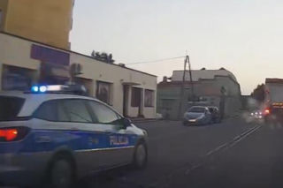 Szaleńczy pościg na A1! Kierowca ciężarówki taranował radiowóz i uciekł do lasu