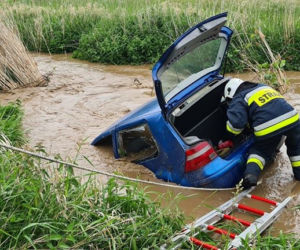 Wypadek w powiecie strzelińskim: Volkswagen wypadł z drogi i wpadł do rzeki