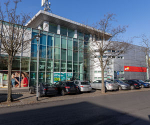 Dźgnął w plecy, nagrały go kamery sądu