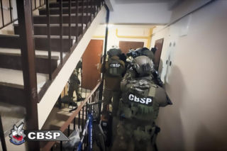 Cała okolica usłyszała huk granatów. Szturm CBŚP w Warszawie. 23 osoby zatrzymane, w tym pseudokibice