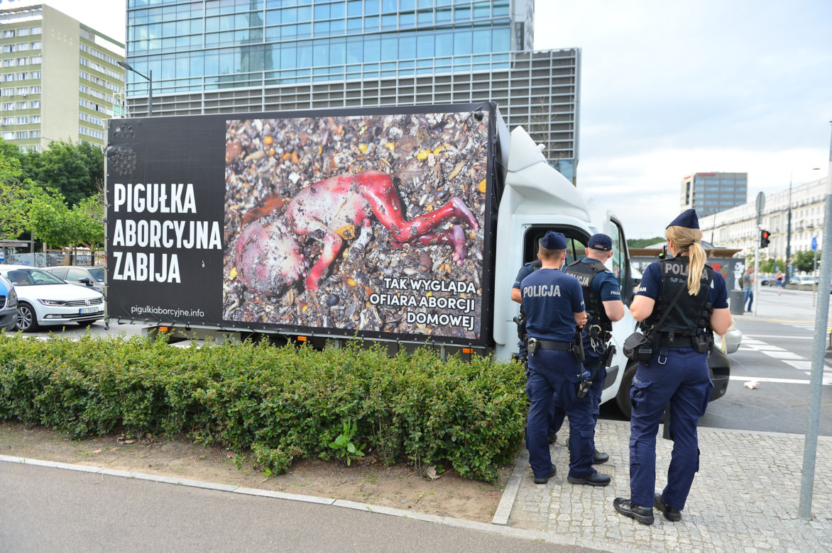 Leciała krew i kebaby. Starcie w centrum Warszawy przy furgonetce antyaborcyjnej 