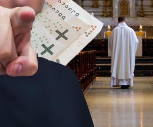 Proces byłego proboszcza z Kozienic. Zuchwały ksiądz pożyczył od parafian prawie 1,6 mln zł
