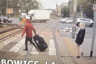  Pracownik naprawiający torowisko został ugodzony nożem! Zatrzymano dwie osoby [FILM]