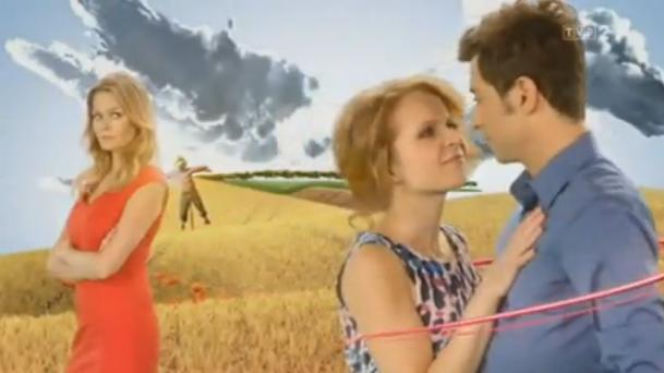 M jak miłość - NOWA CZOŁÓWKA. Anna (Tamara Arciuch), Ewa (Dominika Kluźniak), Marek (Kacper Kuszewski)