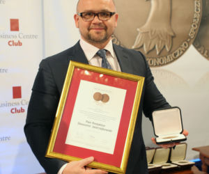 SŁAWOMIR JASTRZĘBOWSKI, NACZELNY SUPER EXPRESS-U OTRZYMAŁ MEDAL.