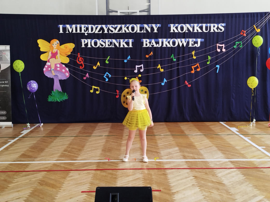Uczniowie z klas I-III zaprezentowali w SP nr 10 w Siedlcach piosenki z różnych bajek