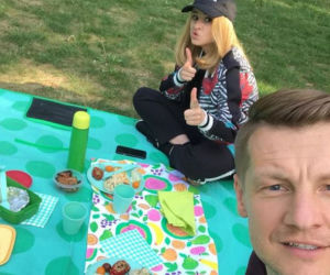 M jak miłość. Rafał Mroczek (Paweł), Joanna Jarmołowicz (Katia) na planie