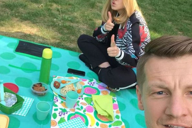 M jak miłość. Rafał Mroczek (Paweł), Joanna Jarmołowicz (Katia) na planie