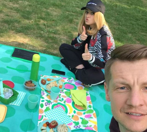 M jak miłość. Rafał Mroczek (Paweł), Joanna Jarmołowicz (Katia) na planie