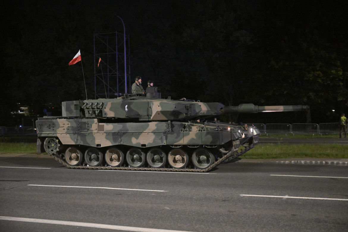 Nocna próba defilady wojskowej w Warszawie