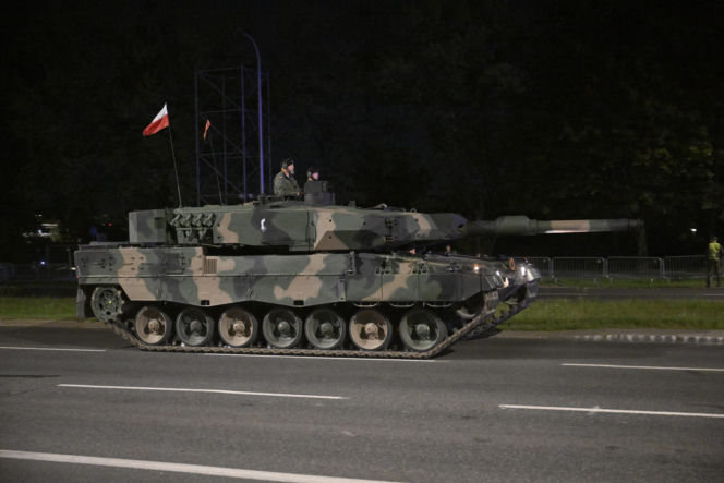 Nocna próba defilady wojskowej w Warszawie