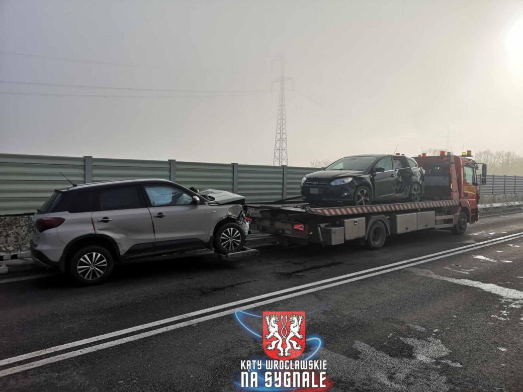 Strażacy chcieli pomóc przy wypadku. Wtedy w jednego z nich wjechał samochód
