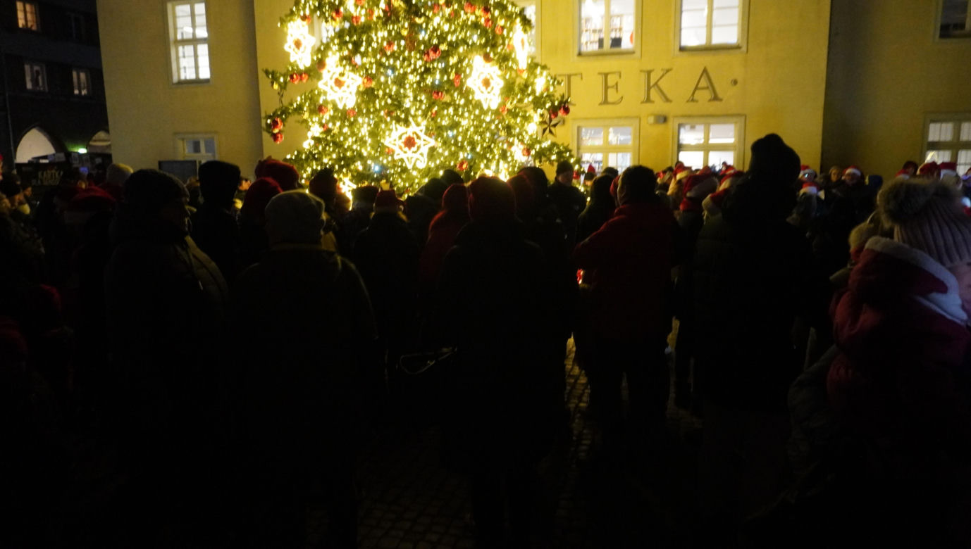 Święta w Olsztynie odpalone! Na Starym Mieście rozbłysła piękna choinka [ZDJĘCIA]