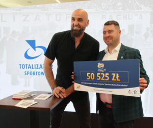 Ponad 7 mln zł dla lokalnych projektów. Na Służewcu wręczono czeki laureatom programu „Sportowo Kulturalnie Lokalnie”.