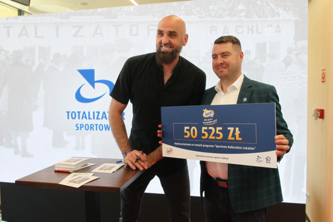 Ponad 7 mln zł dla lokalnych projektów. Na Służewcu wręczono czeki laureatom programu „Sportowo Kulturalnie Lokalnie”.
