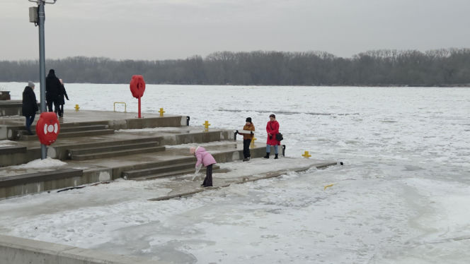 Wisła stanęła pod lodem. Zimowy spektakl w Starym Fordonie zachwyca, ale i ostrzega