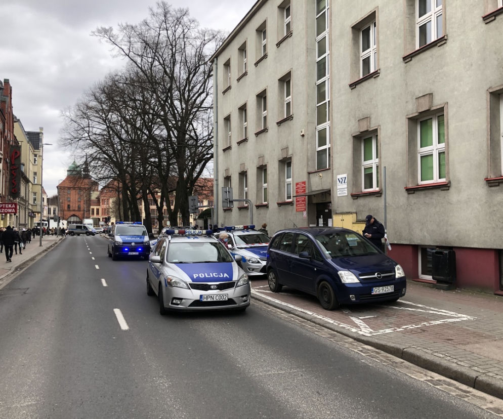 Słupsk. Policjant raniony nożem! Wielka awantura w przychodni