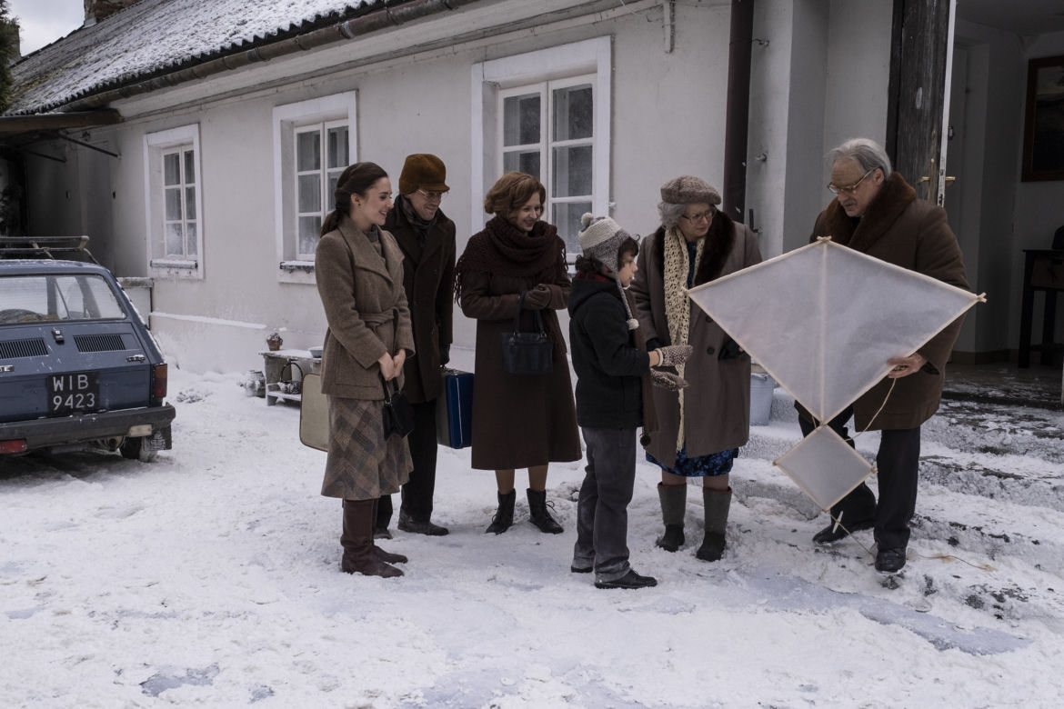 Stulecie Winnych 4 odc. 45. Andzia (Barbara Wypych), Stanisław (Jan Wieczorkowski), Ania (Urszula Grabowska), Michał (Stefan Pawłowski), Ewa (Sonia Mietielica), Staś