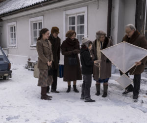 Stulecie Winnych 4 odc. 45. Andzia (Barbara Wypych), Stanisław (Jan Wieczorkowski), Ania (Urszula Grabowska), Michał (Stefan Pawłowski), Ewa (Sonia Mietielica), Staś