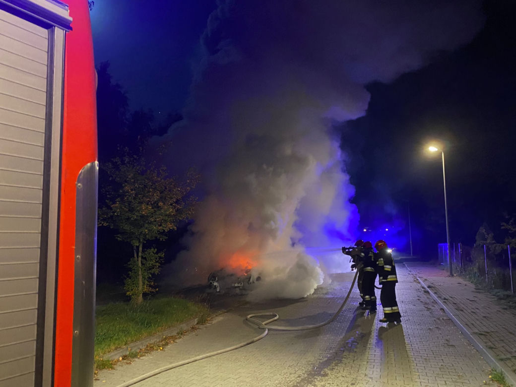 Nocny pożar auta w Toruniu. Akcja strażaków na lewobrzeżu