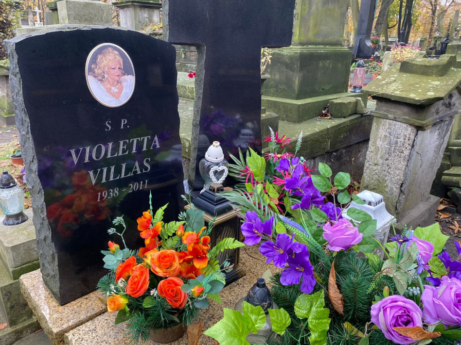 Grób Violetty Villas łatwo przeoczyć. Wielka gwiazda ma skromny nagrobek na Powązkach