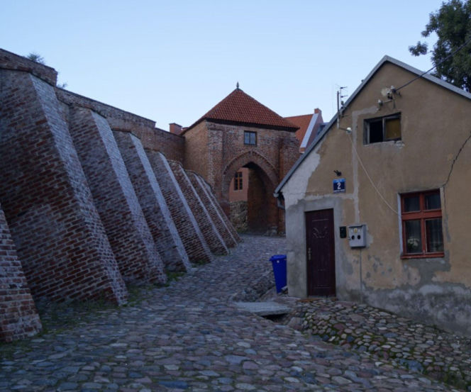 To najdłuższe mury obronne w woj. warmińsko-mazurskim. Otaczają Stare Miasto
