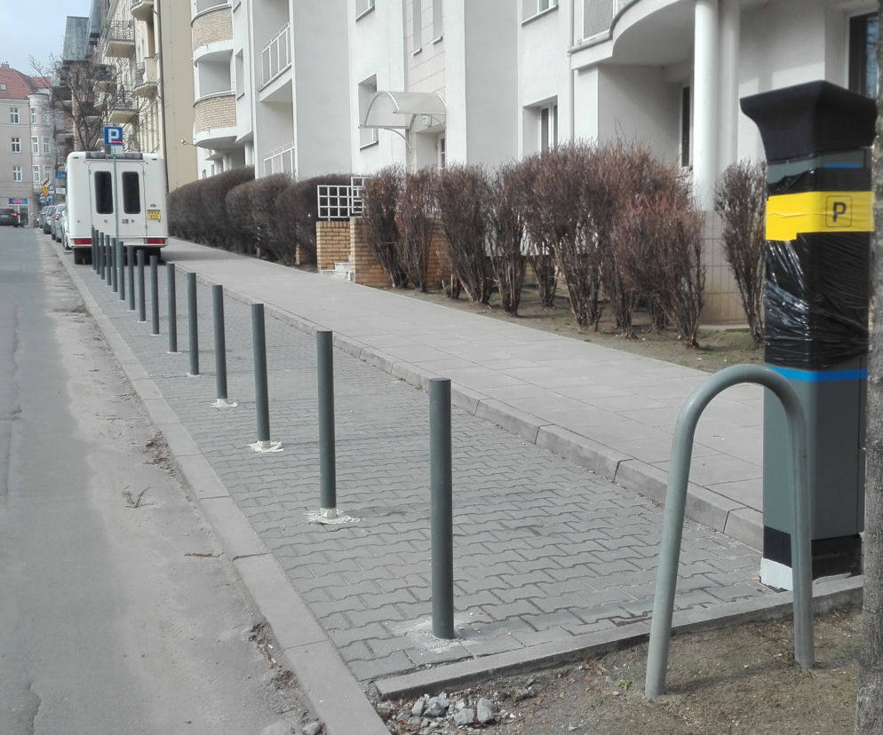 Na poznańskiej Wildzie na miejscach postojowych stoją słupki! Mieszkańcy są oburzeni, bo nie mają gdzie parkować!