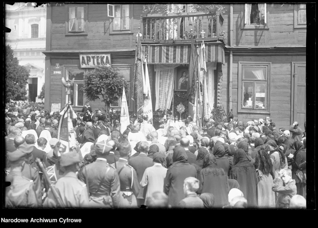 Uroczystość Bożego Ciała w Warszawie celebrowana przez Prymasa Polski kardynała Stefana Wyszyńskiego - 1957 rok