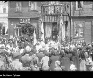 Uroczystość Bożego Ciała w Warszawie celebrowana przez Prymasa Polski kardynała Stefana Wyszyńskiego - 1957 rok