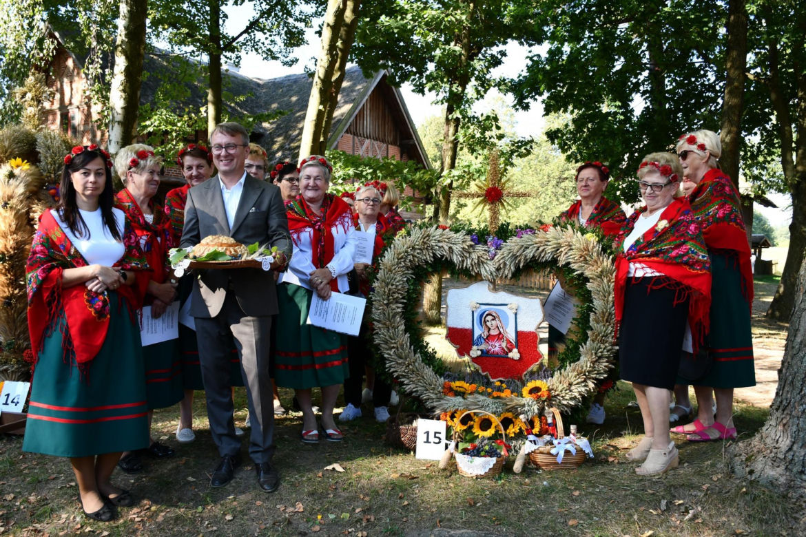 Tłumy na dożynkach w Olsztynku. Zobacz, jak bawili się mieszkańcy Warmii i Mazur [ZDJĘCIA]