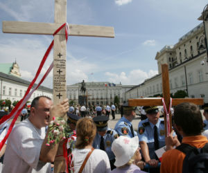 Wojna o krzyż: Krzyż zostaje pod Pałacem Prezydenckim