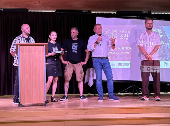 III Zlot Ruinersów w Lubomierzu - od lewej Michał Kępiński, Katarzyna Sielicka, Darek Borkowski, burmistrz Lubomierza Mariusz Warowy i Krzysztof G|rześków z biura architektonicznego Grupa Rewizja