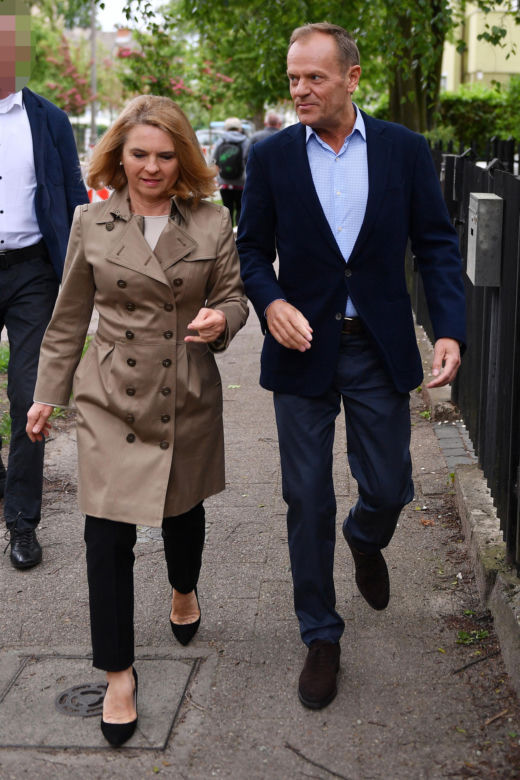  Donald Tusk pokazał, co jego żona Małgorzata wyniosła do piwnicy