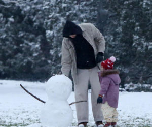 Maciej Pela zabrał córeczki na sanki