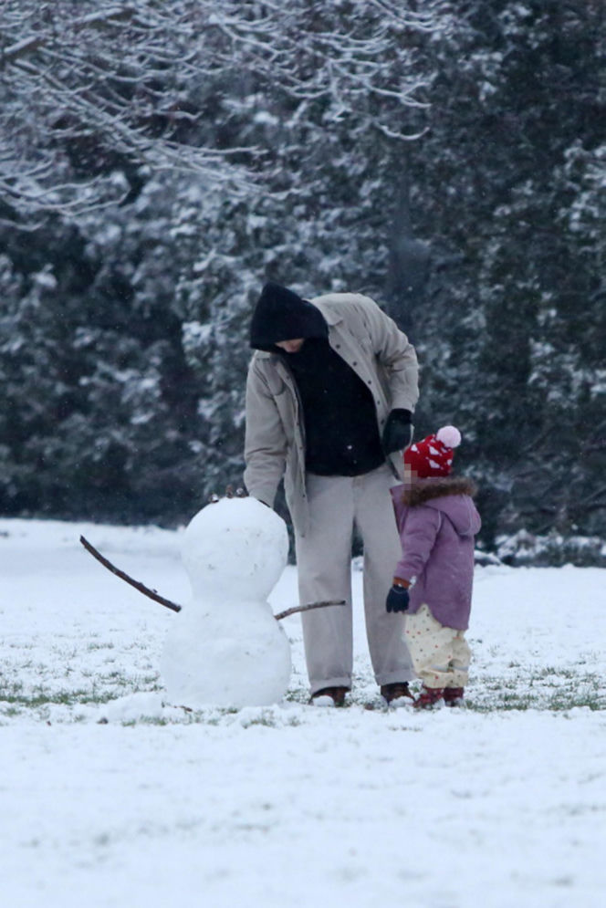 Maciej Pela zabrał córeczki na sanki