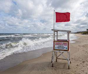 Sinice Mielno. Czy w Mielnie można się kąpać 22.07? Flaga, warunki pogodowe