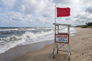 Sinice Mielno. Czy w Mielnie można się kąpać 22.07? Flaga, warunki pogodowe