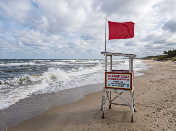 Sinice Mielno. Czy w Mielnie można się kąpać 22.07? Flaga, warunki pogodowe