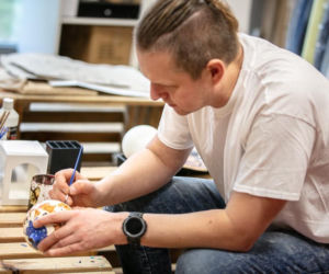 Niezwykłe bombki wesprą zwierzaki! Ręcznie malowane cuda na ratunek  zwierzętom 