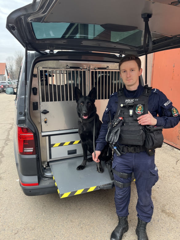 Małopolscy policjanci otrzymali radiowozy służące do przewozu psów służbowych